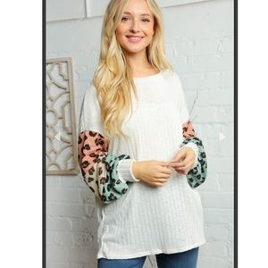 💜HOST PICK❤️  Animal Bubble Sleeve Blouse
